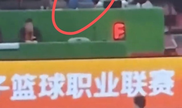 开云官网-付豪撞飞徐杰，辽篮技术台竟带头鼓掌？焦泊乔还被辽篮球迷辱骂