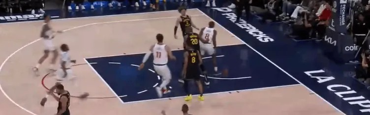 开云-库里第三节连续取分，目前13投7中已经得到22分5篮板