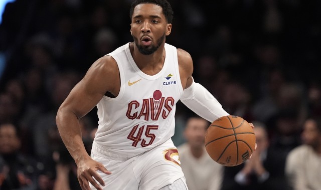 开云体育下载-米切尔&amp;amp;莫布利合砍43分，难阻骑士季前赛2连败