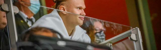 开云官网-没哈兰德，进球和赢球真难！球迷推着多特主场连胜