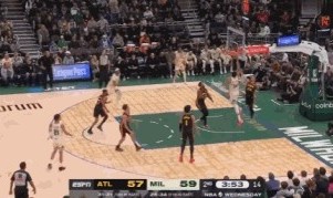 开云体育官网-根本拦不住！字母哥突破举火烧天单臂劈扣继续得分