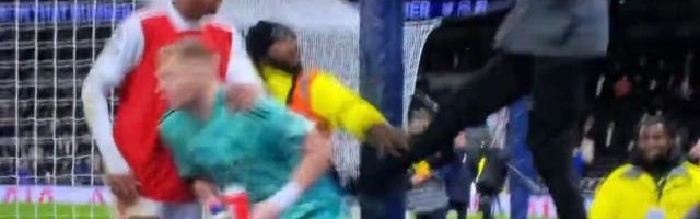 开云APP-好身手，枪手门神7次救主！好涵养，挨踢挨打不还手